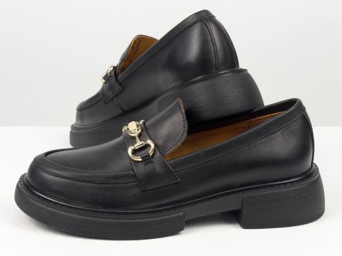 Жіночі туфлі-лофери із натуральної шкіри чорного кольору на полегшеній  підошві з золотою фурнітурою, Т-2052-17